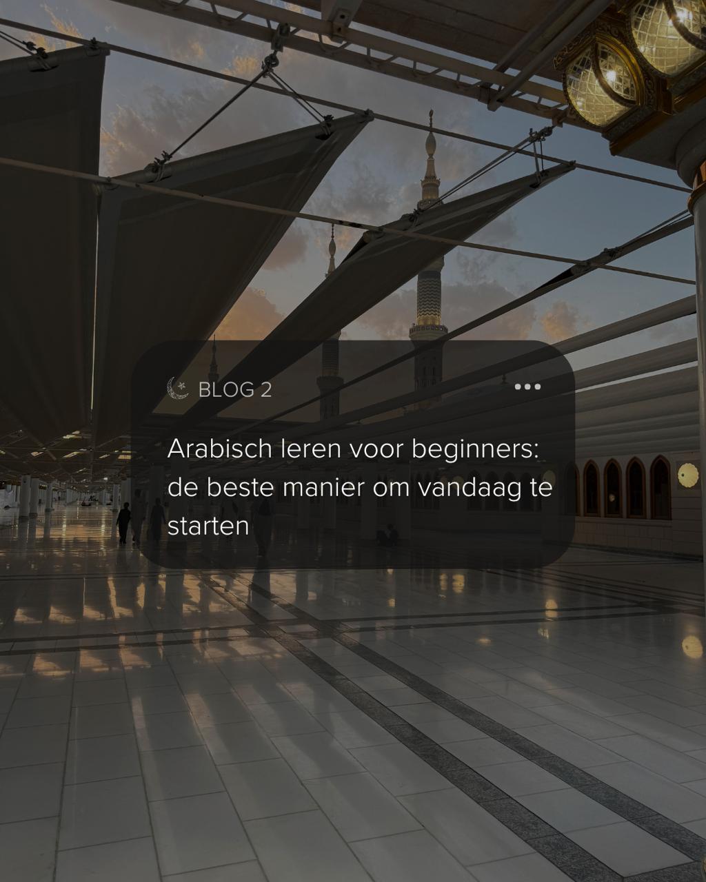 Beginnende student die Arabisch leert met schrift en lesmateriaal