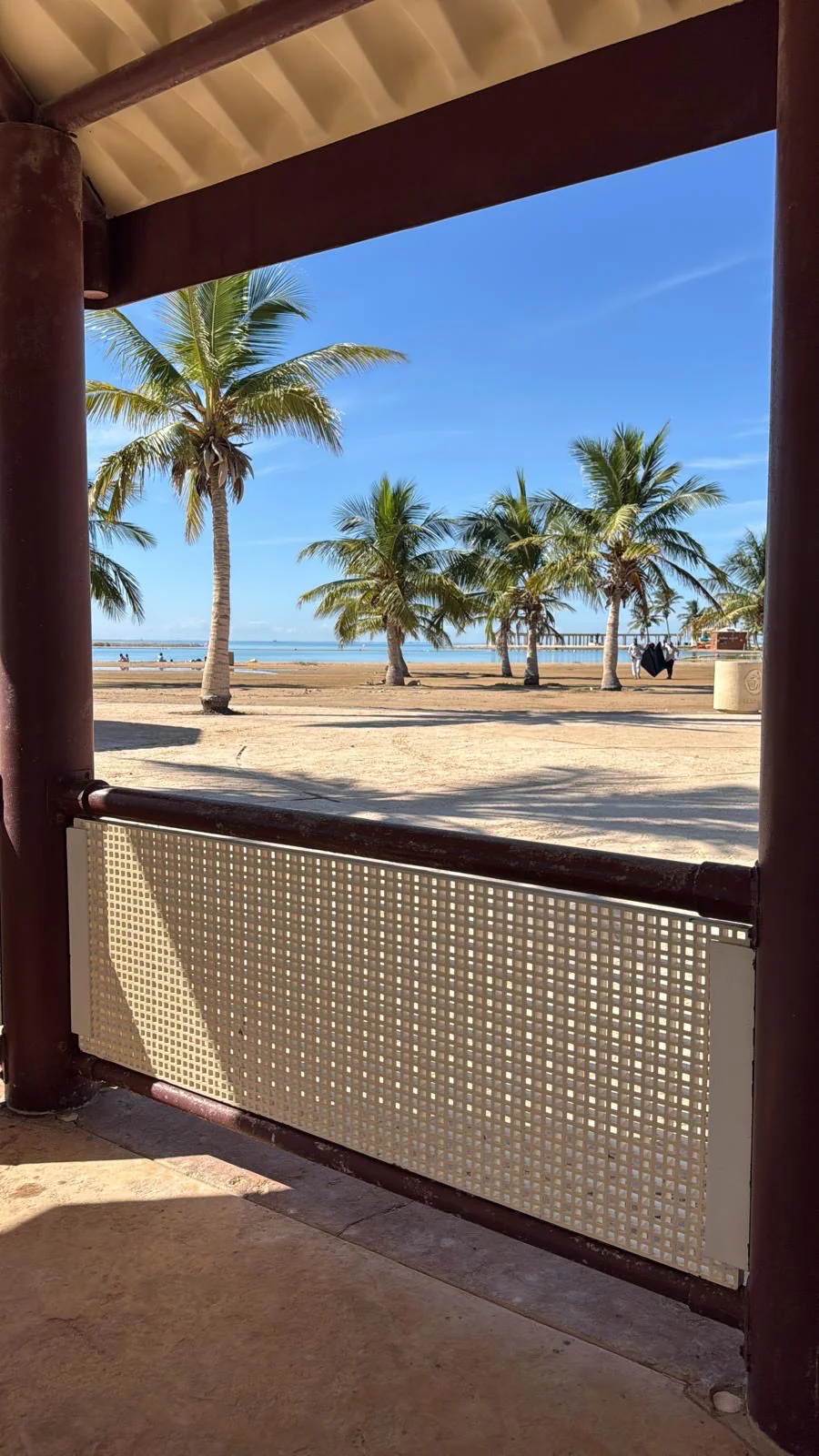 Strand van Yanbu met palmbomen